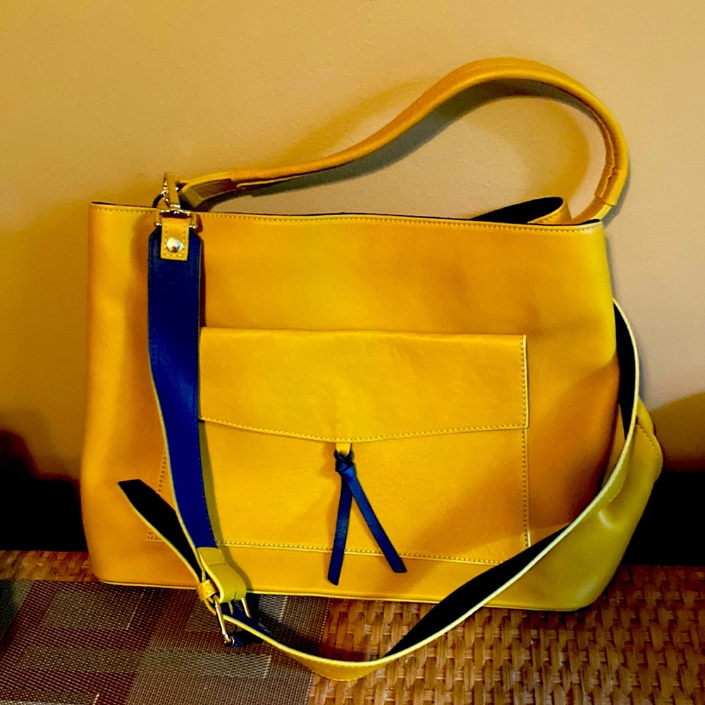 Elisabetta Yang. Yellow/gold leather handbag with shoulder strap.